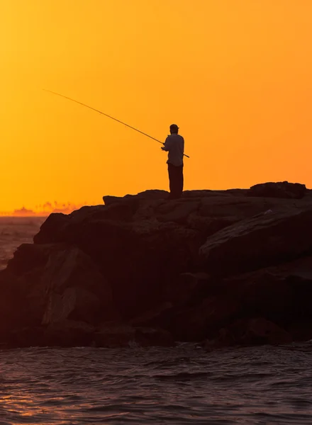 Силуэт Мужской рыбалки на пирсе — стоковое фото