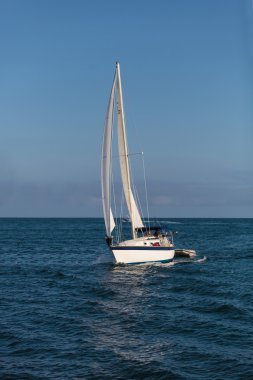 Açık satışları ile yelkenli