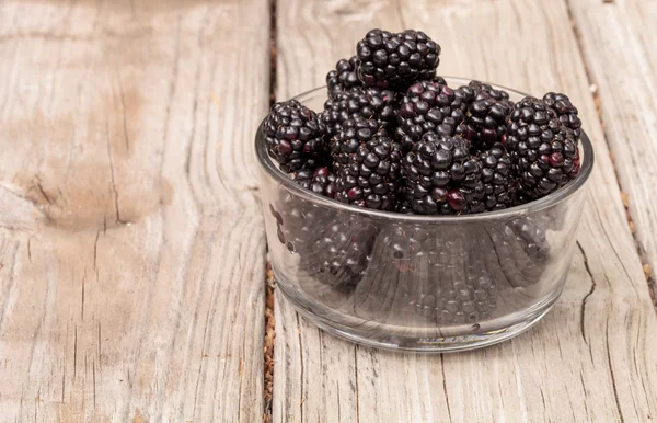 Clear glass bowl of ripe blackberries — Stock Photo, Image