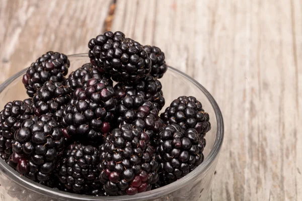 Clear glass bowl of ripe blackberries — Stock Photo, Image