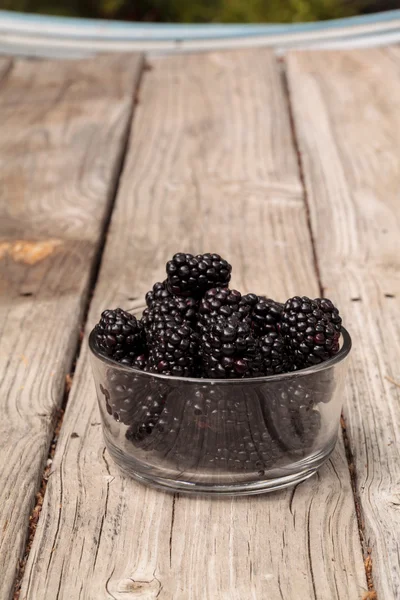 Clear glass bowl of ripe blackberries — Stock Photo, Image