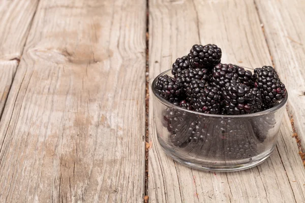 Clear glass bowl of ripe blackberries — Stock Photo, Image