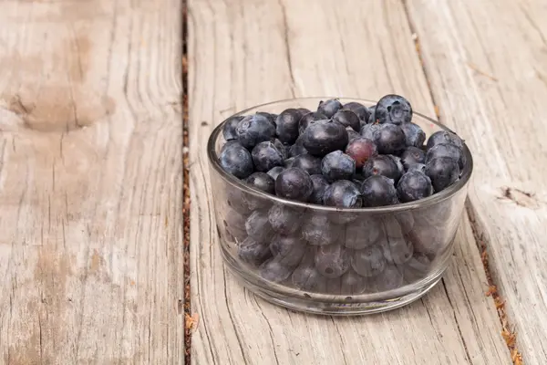 Clear glass bowl of ripe blueberries — Stock Photo, Image