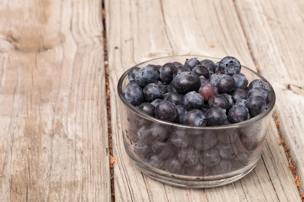 Clear glass bowl of ripe blueberries — Stock Photo, Image