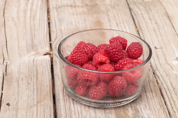 Clear glass bowl of ripe raspberries — Stock Photo, Image