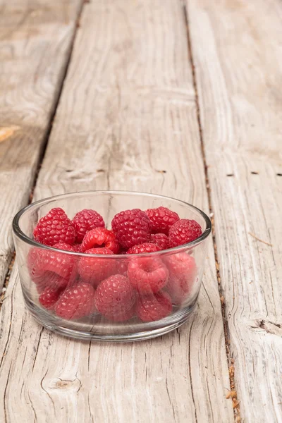 Clear glass bowl of ripe raspberries — Stock Photo, Image