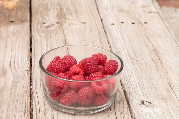 Clear glass bowl of ripe raspberries — Stock Photo, Image