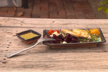 Tavuk ile yaz salatası