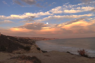 Dolunay Crystal Cove beach kıyı şeridi tezgah gün batımında üzerinde