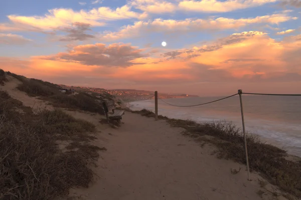 Fullmåne över Crystal Cove beach kusten bänk vid solnedgången — Stockfoto