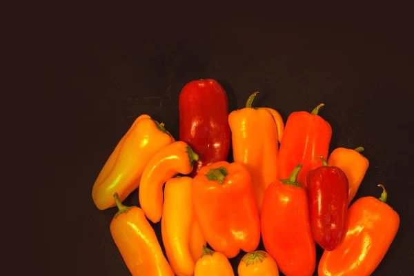 Rote, gelbe, orangefarbene gesunde Bio-Paprika — Stockfoto