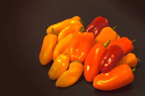 Rojo, amarillo, naranja colorido pimientos orgánicos saludables — Foto de Stock