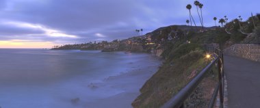 Dalgıçlar Cove Laguna Beach üzerinde kara bulutlar