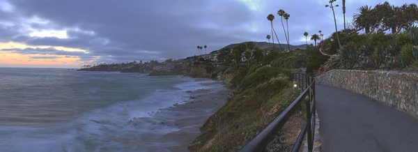 Nubes oscuras sobre Divers Cove en Laguna Beach — Foto de Stock