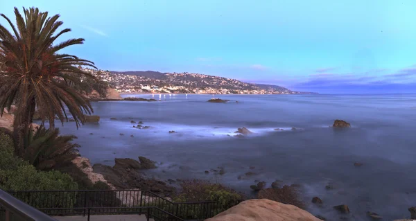 Vista panorámica al atardecer de la playa principal en Laguna Beach — Foto de Stock