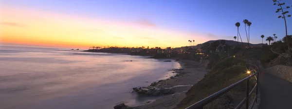 Coucher de soleil sur l'océan à Divers Cove à Laguna Beach — Photo