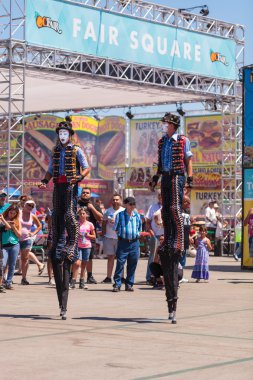 Dragon Knights steampunk Uzunbacak walkers Orange County Fuarı'nda gerçekleştirmek