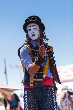 Dragon Knights steampunk Uzunbacak walkers Orange County Fuarı'nda gerçekleştirmek