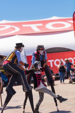 Dragon Knights steampunk Uzunbacak walkers Orange County Fuarı'nda gerçekleştirmek