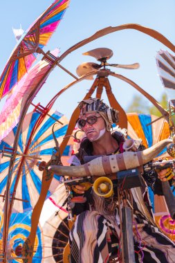 Sanatçı Derrick Gilday