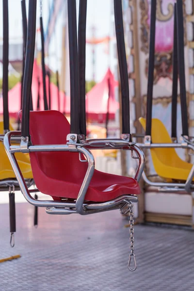 Colorido paseo en silla de carnaval swing carrusel — Foto de Stock