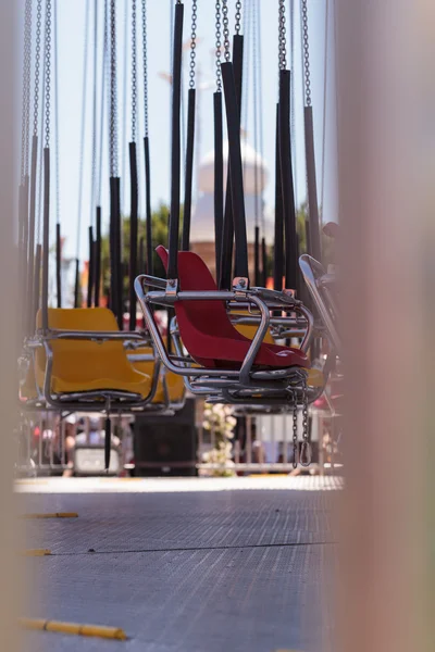 Colorido paseo en silla de carnaval swing carrusel — Foto de Stock