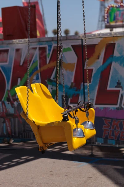Colorido paseo en silla de carnaval swing carrusel — Foto de Stock