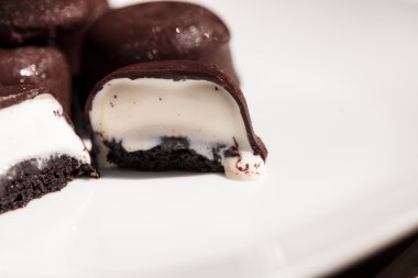 Çikolata kaplı vanilyalı dondurma bonbon