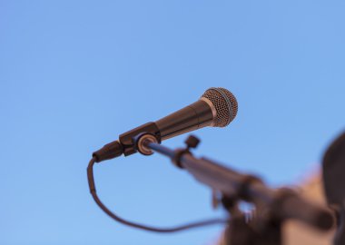 Müzik mikrofon mavi gökyüzü karşı