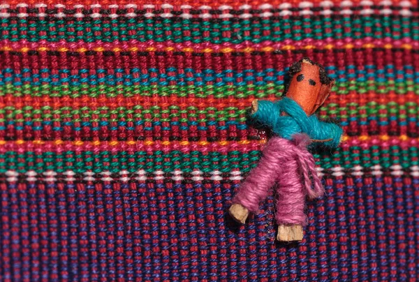 Macro de uma boneca de pano mexicana artesanal pouco texturizada — Fotografia de Stock