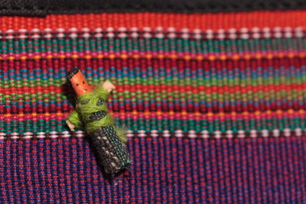 Macro de uma boneca de pano mexicana artesanal pouco texturizada — Fotografia de Stock