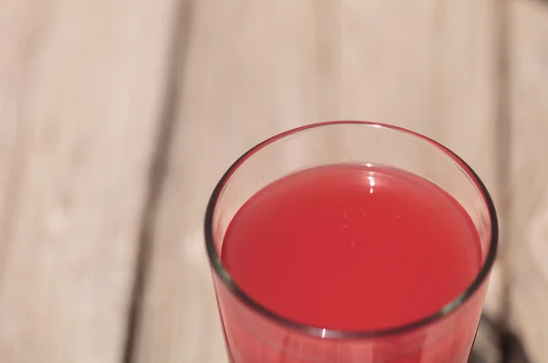 Rosafarbenes Glas mit rotem Wassermelonensaft — Stockfoto