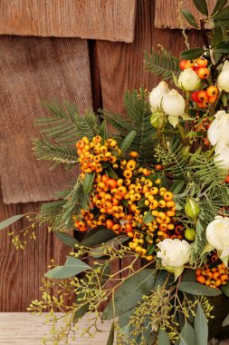 Tatil çiçek buketi kabak vazo içinde 