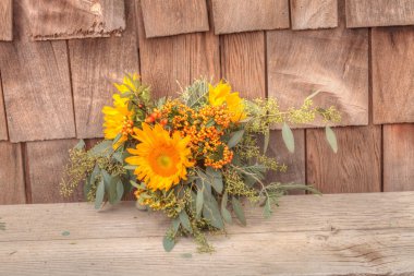 Tatil çiçek buketi kabak vazo içinde 