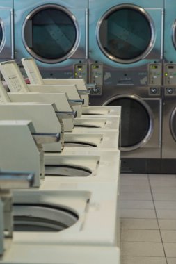 Giysi yıkama ve kurutma çamaşırhanede