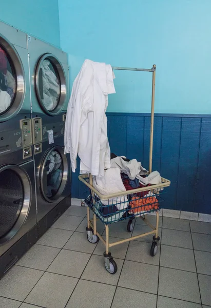 Lavagem de roupas e secagem na lavandaria — Fotografia de Stock