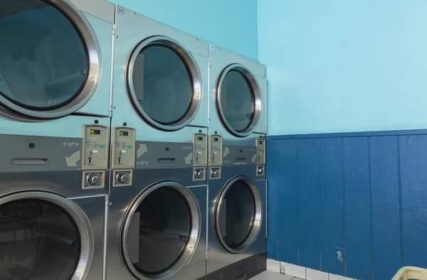 Giysi yıkama ve kurutma çamaşırhanede — Stok fotoğraf