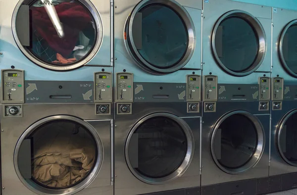 Washing clothes and drying at the Laundromat — Stock Photo, Image