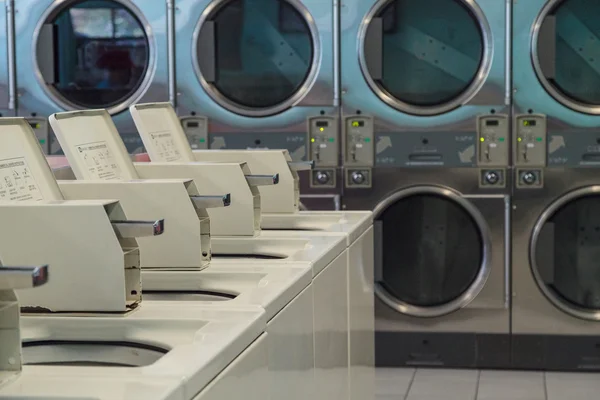 Lavage des vêtements et séchage à la laverie automatique — Photo