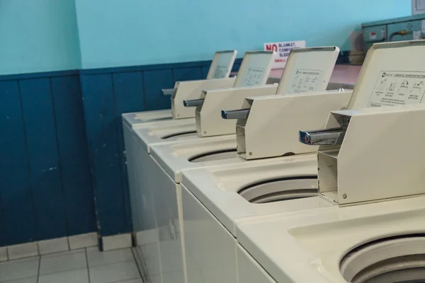 Lavage des vêtements et séchage à la laverie automatique — Photo