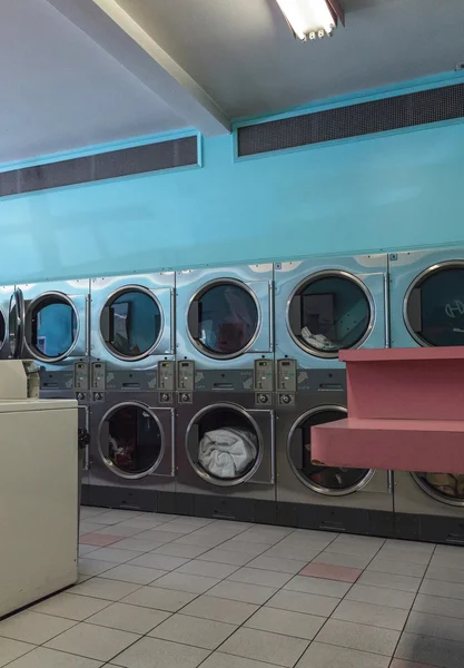 Lavado de ropa y secado en la lavandería —  Fotos de Stock