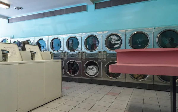 Washing clothes and drying at the Laundromat — Stock Photo, Image