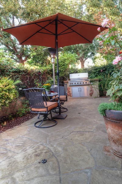 Stoel, tafel, parasol en feng shui tuin decor — Stockfoto