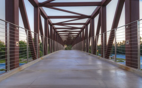 Пешеходный мост через Ирвин Калифорния — стоковое фото