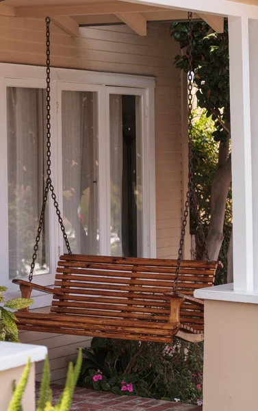 Houten veranda swing en feng shui tuin — Stockfoto