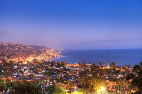 Blå himmel över kusten i Laguna Beach — Stockfoto