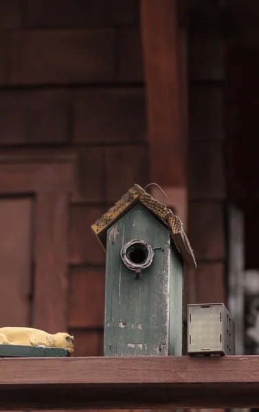 Rusztikus zöld kék birdhouse — Stock Fotó