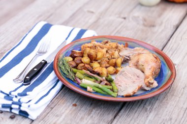 Rosemary ile doldurma ekmek dolması ördek kavrulmuş