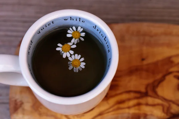 Thé à la camomille aux fleurs de marguerite à la camomille — Photo