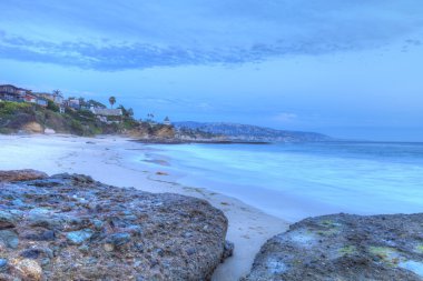 Shaws Cove kayaların üzerinden günbatımı 